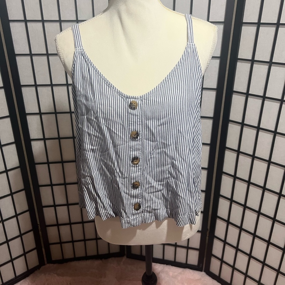 ⭐️Two Hollister Tops‎ size L